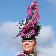 Přední britská modistka Gilly Carpenterová svou pokrývku hlavy rozhodně nepodcenila.  