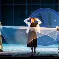 Zleva Pavol Kubáň (vypravěč/ikona moci), Lívia Obručník Vénosová (dívka) a Michal Lehotský (umrlec) ve scénickém provedení kantáty Svatební košile.