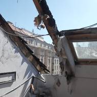 Část střechy je pryč.