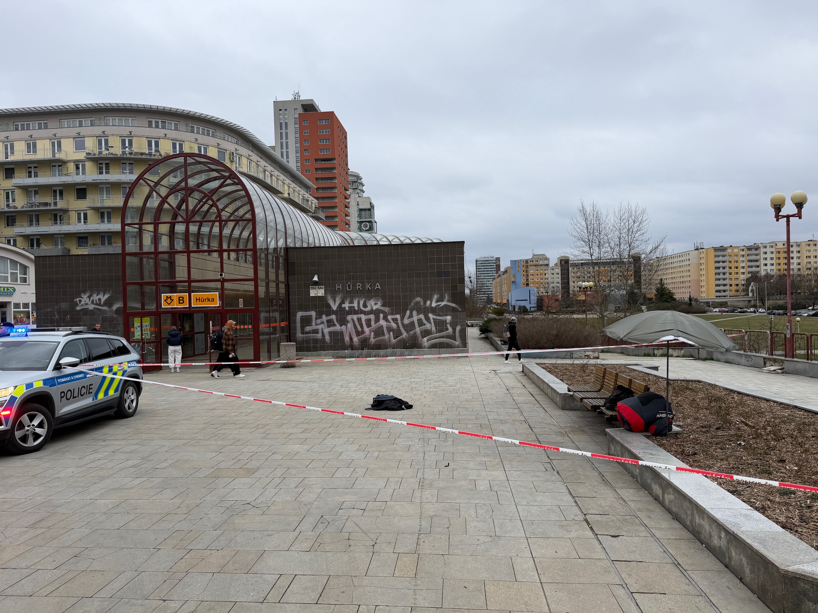 U stanice metra Hůrka ležel pobodaný muž