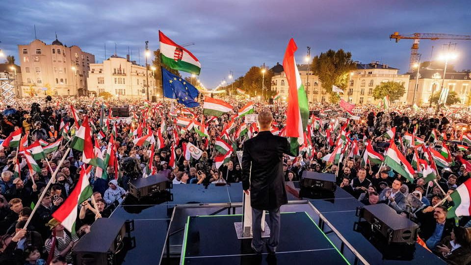 Rusové domů. Příznivci opozice zaplnili budapešťské náměstí, Magyar vyzval ke konci Orbánova režimu