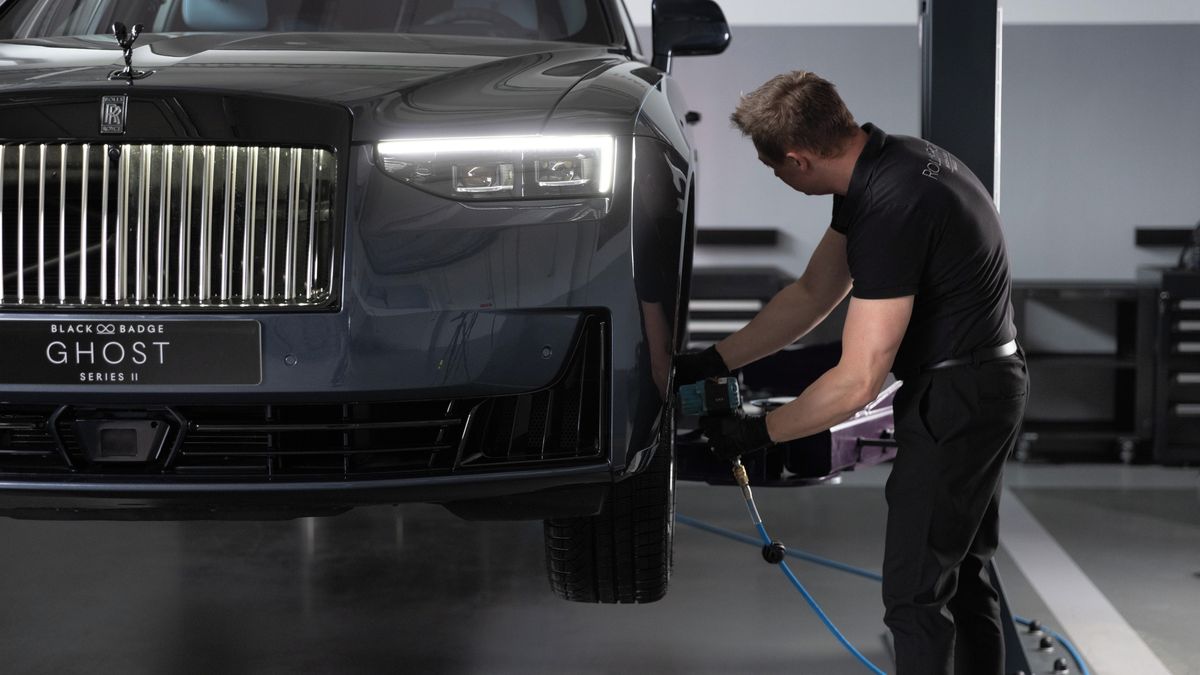 Sem jezdí auta do lázní. Rolls-Royce v Praze otevřel nový servis