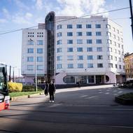 V rohovém domě funguje bankovní pobočka. I tato budova působí zanedbaně. 