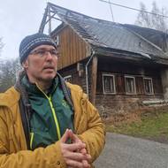 Kurátor výstavy Martin Witkowski před domem v Horních Štěpanicích, kde byla výrobna kořalky Honcovka.