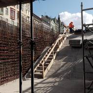 Mezi kolejemi vzniká uprostřed náměstí velkokapacitní výstup z vestibulu metra Můstek.