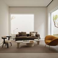 Jeden z obývacích pokojů. Prázdný prostor je v této vile stejně důležitý jako zařízení místností.