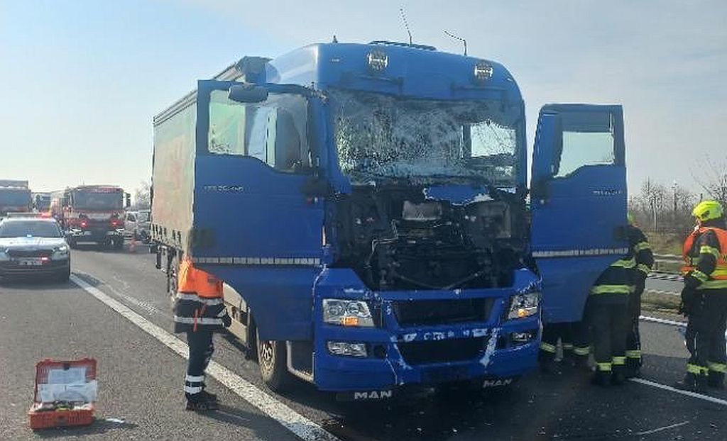 Srážka dvou kamionů uzavřela dálnici D8 na Mělnicku