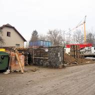 Na bývalých zahradách a v ulicích se pohybuje těžká technika a nákladní auta.