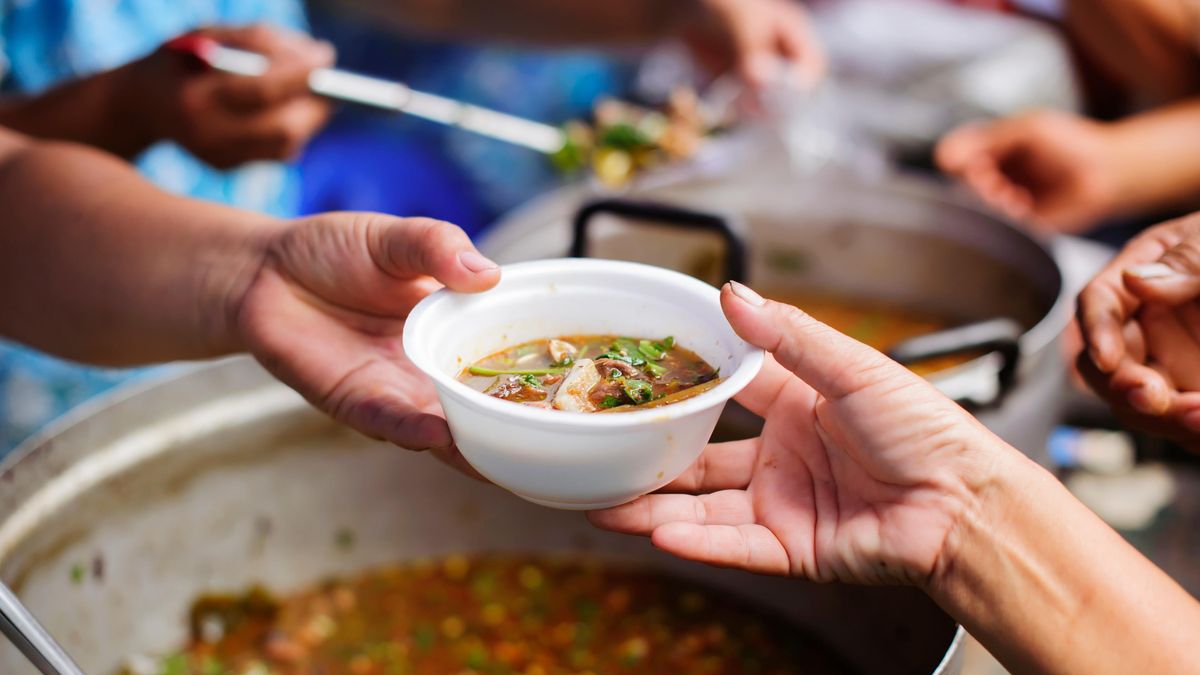 Kněz desítky let dává bezdomovcům jídlo, hrozí mu pokuta přes 10 milionů