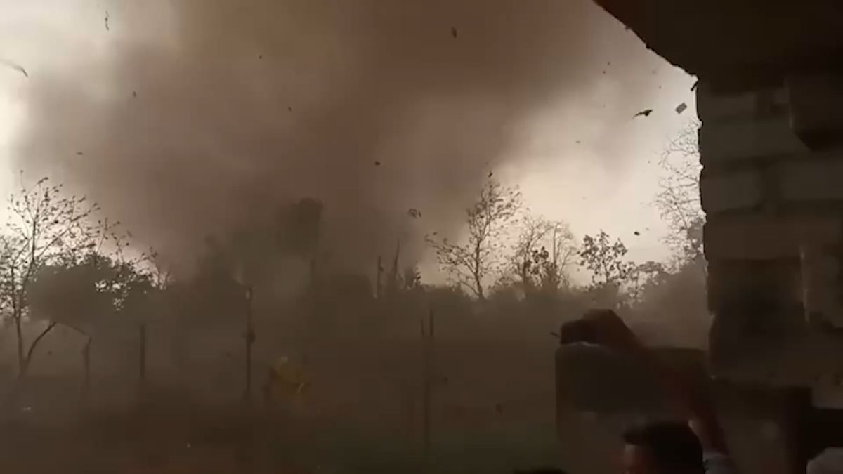 V Indii se objevilo vzácné tornádo, místní ho zblízka natočili