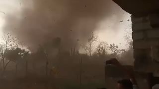 V Indii se objevilo vzácné tornádo, místní ho zblízka natočili