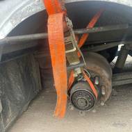 Náprava byla ke konstrukci připevněná jen popruhem