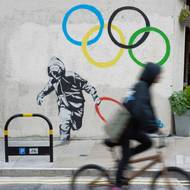 V roce 2012 při příležitosti Her v Londýně „ukradl“ olympijský kruh.