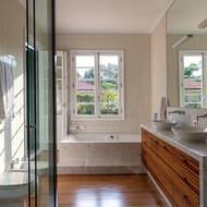 Keramické obklady ve formátu klasického čtverce dostaly v tomto domě spoustu prostoru.