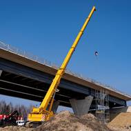 Na estakádu se nasouvaly ocelové konstrukce, teď je v procesu další krok. 