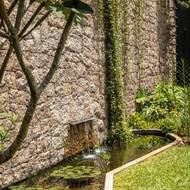 Bazén není jediným vodním prvkem na zahradě.