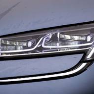 Světelný podpis vzdáleně připomíná starší styl značky Renault.