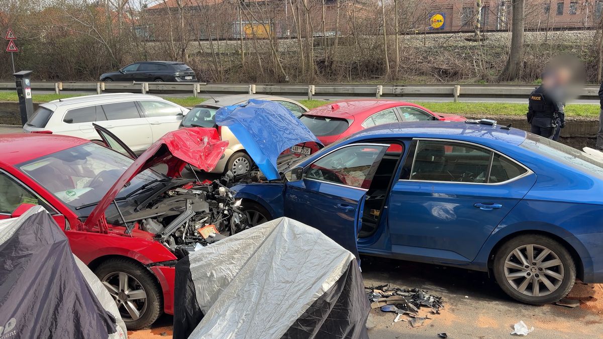 Policejní honička v Praze skončila čelní srážkou pronásledovaného vozidla