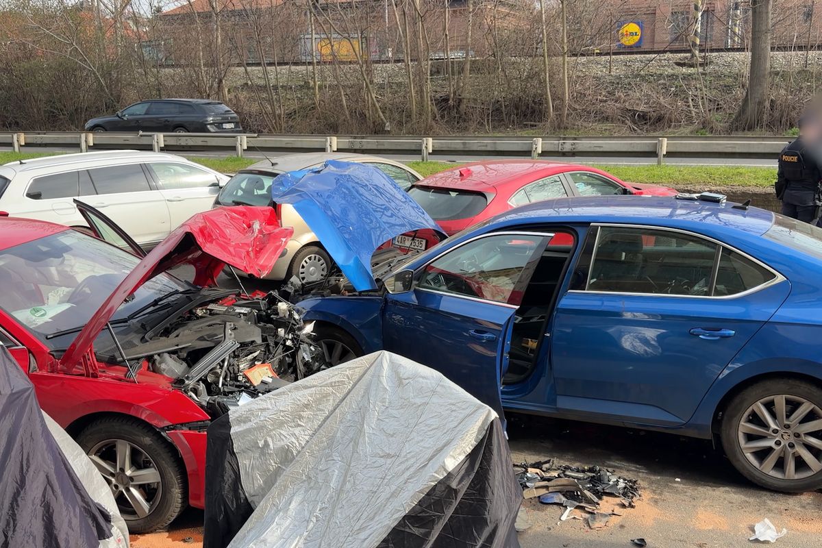 Policejní honička v Praze skončila čelní srážkou pronásledovaného vozidla