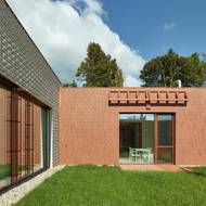 Velká francouzská okna nalákají dovnitř dostatek světla a klienti se navíc snadno dostanou ven do zahrady. 