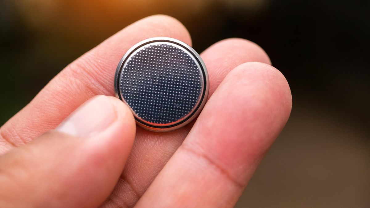 Čtyřletá dívka v Kalifornii spolkla baterii. S propáleným jícnem bojuje o život