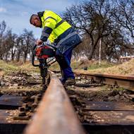 Pracuje se i na trati samotné. Po letech nečinnosti půjdou do provozu linky do Nové Bystřice i Obrataně. 