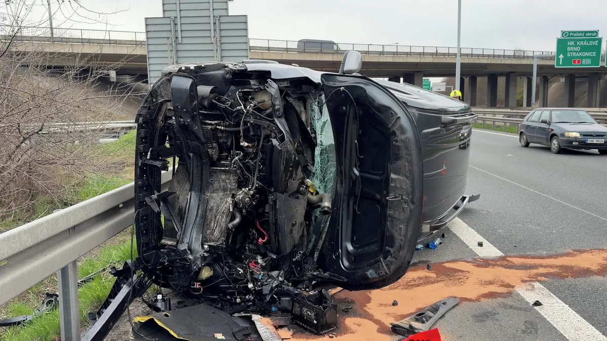 Po střetu dvou aut na Pražském okruhu skončilo jedno z nich převrácené na boku