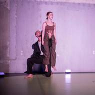 Soubor Burkicom vypráví v nové inscenaci o absurdní touze po dokonalosti.