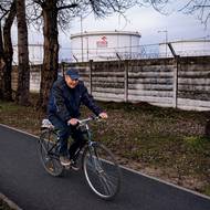 Rafinerie přímo sousedí s Lobečkem, částí Kralup nad Vltavou. Na druhé straně obrovského areálu jsou Veltrusy.