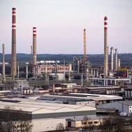 Areál má strategickou polohu u Vltavy a železniční trati do Německa, proto tu „Petrolejka“ byla už na začátku 20. století.