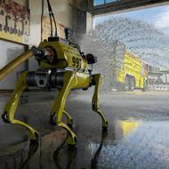 V Dubaji roboti pomáhají hasičům. „Psi“ s hadicí místo ocasu jsou součástí protipožárního systému.