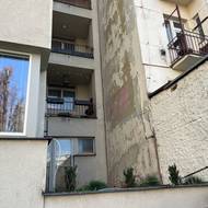 Zbytek někdejší reklamy Baťa na sousední fasádě