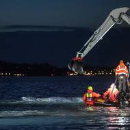 Ve čtvrtek pracovali bagristé u uvízlého zvířete do pozdních večerních hodin, dokud jim to úřady nezakázaly kvůli bezpečnosti.