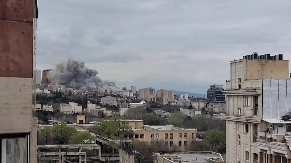 Teherán aktivoval protivzdušnou obranu. Není jasné, kdo útočí