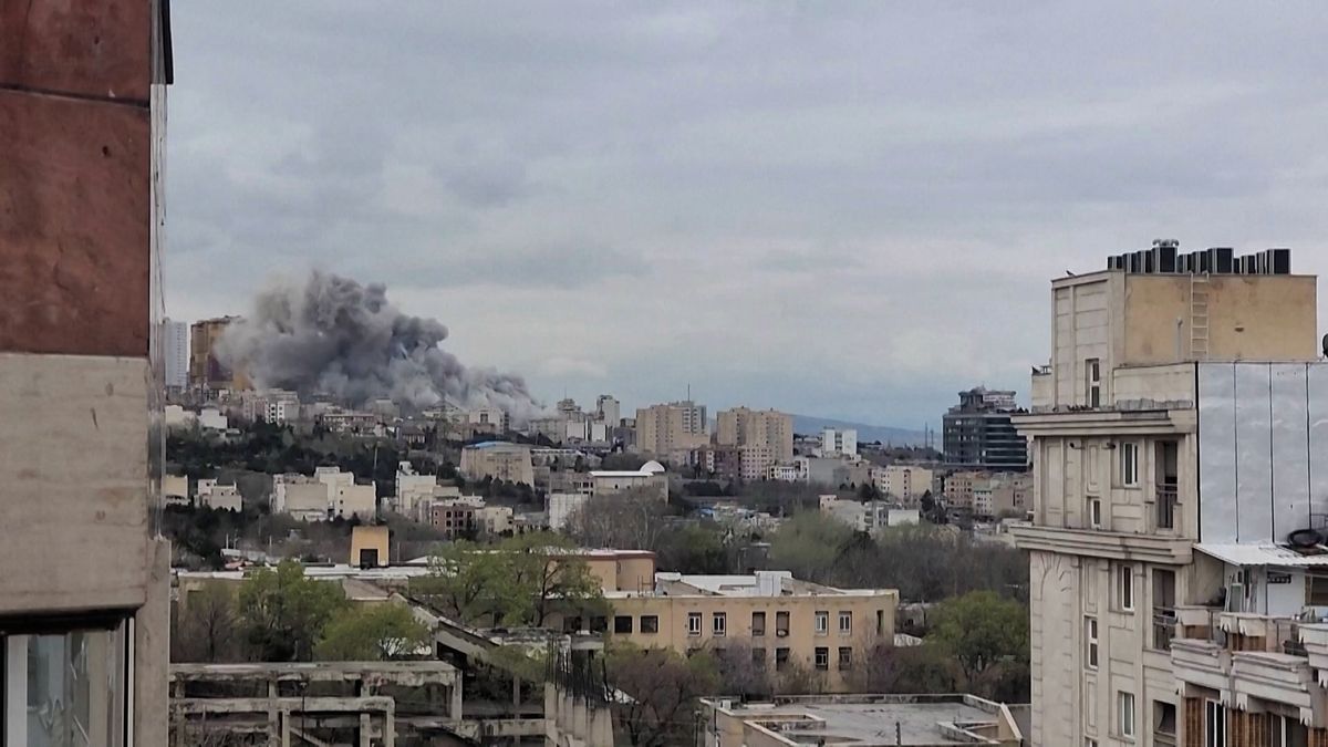 Teherán aktivoval protivzdušnou obranu. Není jasné, kdo útočí