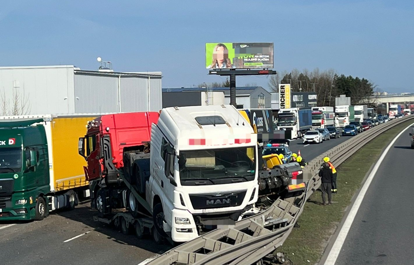 Nehoda kamionu uzavřela dálnici D8 u Prahy