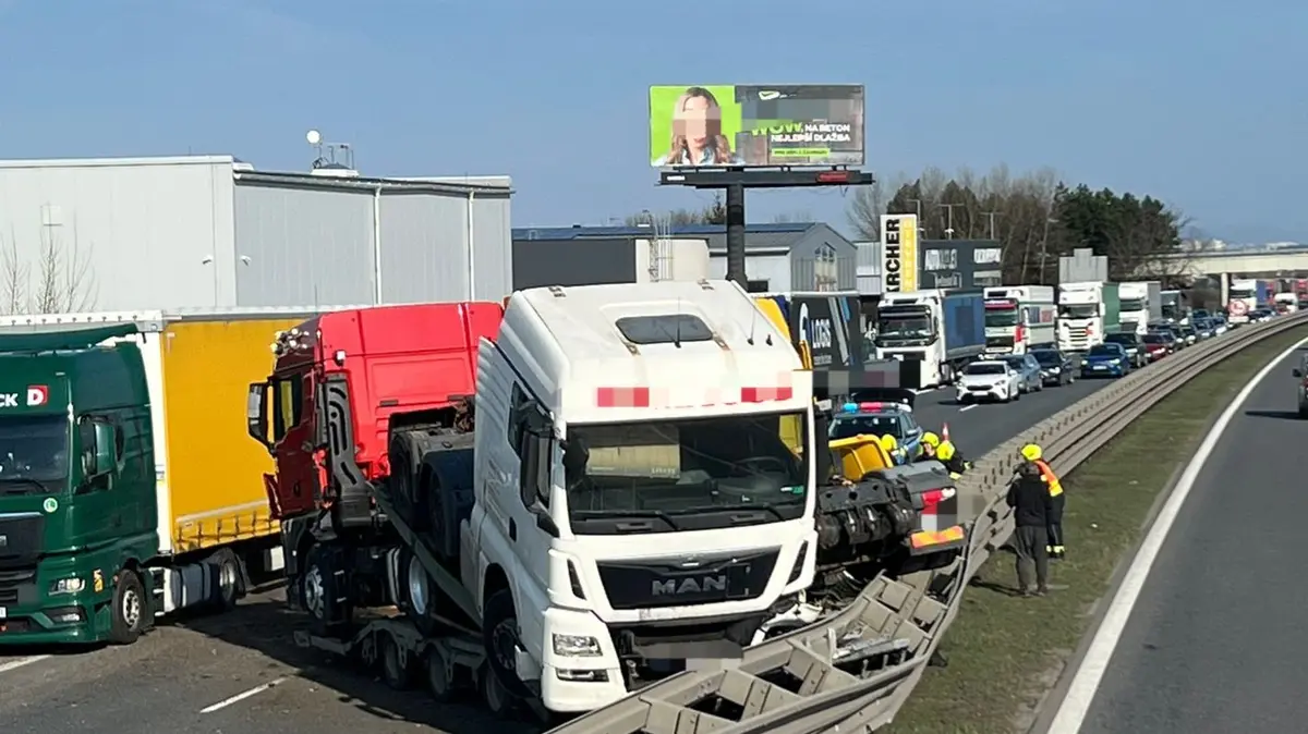 Nehoda kamionu uzavřela dálnici D8 u Prahy