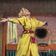 Dana Batulková v inscenaci Než hvězdy zapadnou v Divadle ABC