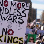 Oproti předchozím demonstracím proti Donaldu Trumpovi přibylo nové téma, protiválečné. Třeba v Kansas City