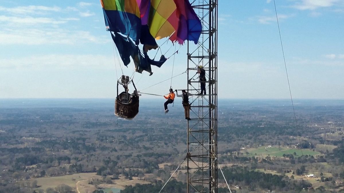 Horkovzdušný balón v Texasu zůstal viset na třísetmetrovém vysílači