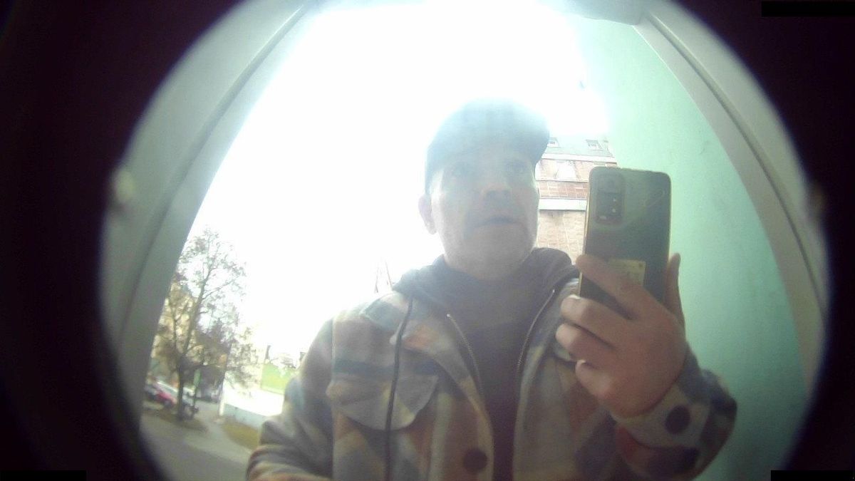 Podvodníci vybílili seniorce účet. Jednoho z nich zachytila kamera