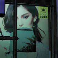 Projekt Landform navazuje na starší Soukupovu práci s vyřezanými billboardy z výstavy Vanitas v DOXu.