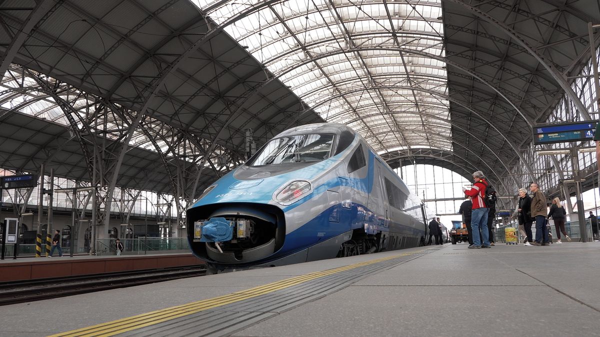 Polské pendolino vyjelo v Česku s cestujícími. Na první jízdu z Prahy dorazily desítky fanoušků