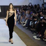 Stella McCartneyová si zakládá na tom, aby její modely ženám dodávaly na ženskosti.