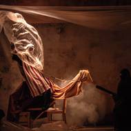 Inscenace Doktorka z domu Trubačů využívá jednoduchou scénografii.