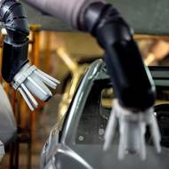 Zároveň má postup výroby vozu přesně nastavené tempo. 