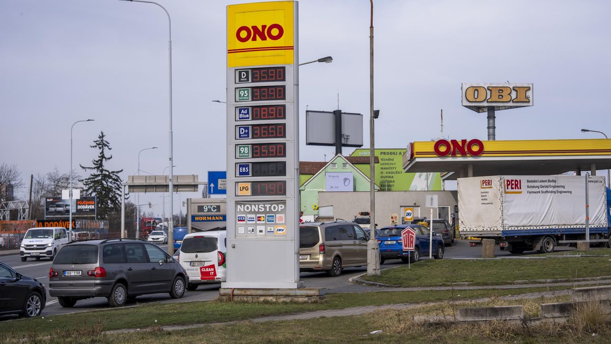 FOTO: Fronty u levnějších pump blokují dopravu, benzín i nafta rychle zdražují