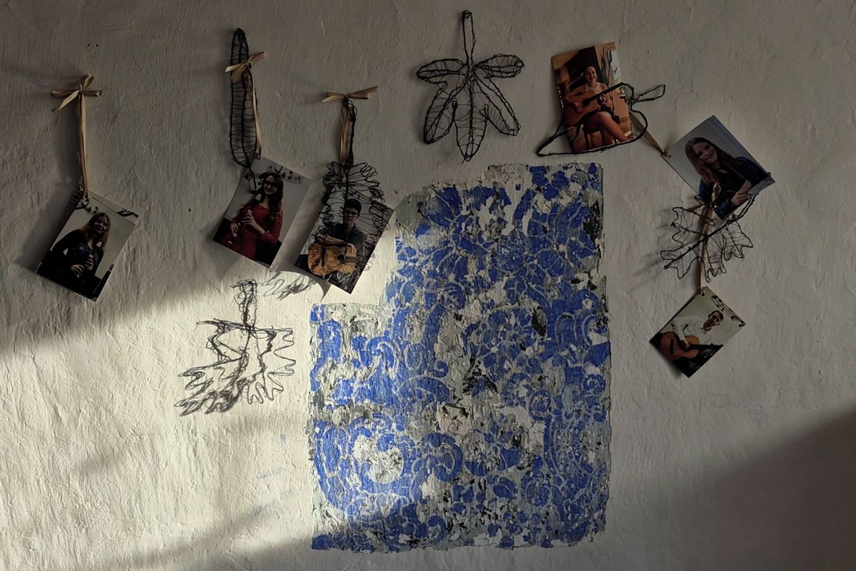 Bývalý klášter, nyní škola. Pod omítkou ZUŠ v Příboře se skrývaly barokní fresky i Sluneční soustava