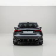 Liší se designovými detaily.