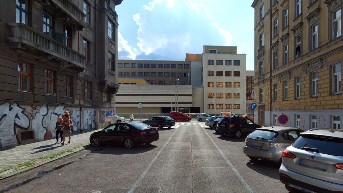 Požár plynového potrubí u ministerstva v Praze, hasiči evakuují okolí